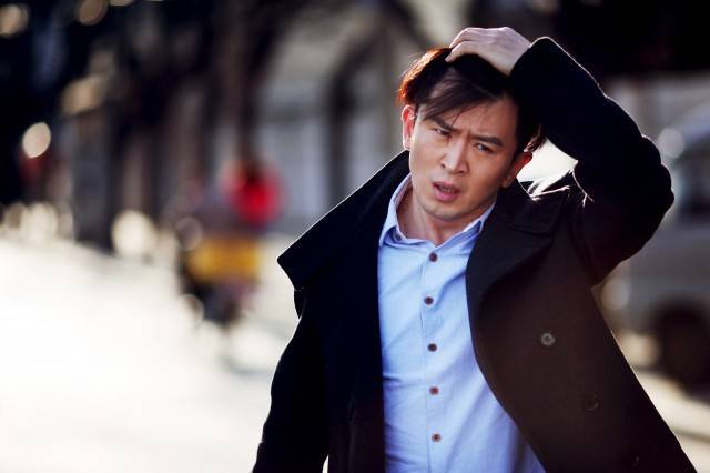 奇葩男樓道強吻女子腳趾 男子稱想做對方的一條狗