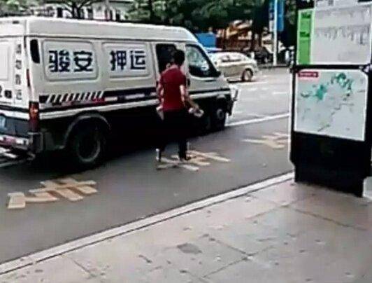男子追砸押款車被打死 哪種情況下押運(yùn)員可以開槍