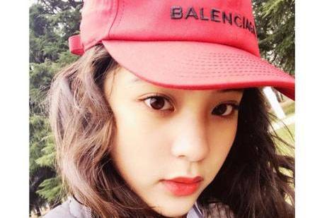 歐陽(yáng)娜娜曝出蕾絲情 女女親吻的閨蜜是誰(shuí)