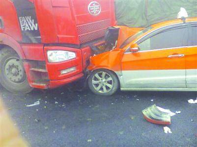 上海多車(chē)追尾9死43傷 男子為提醒他人被撞傷截肢