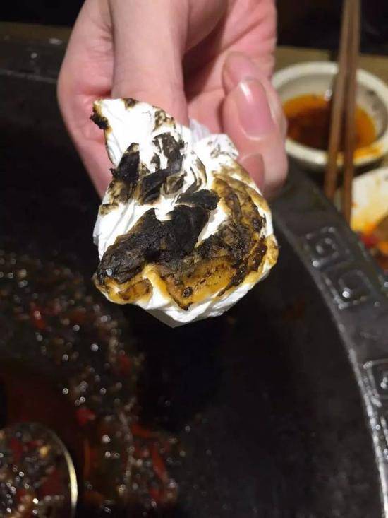 女子吃火鍋舌頭變黑 商家竟這么解釋