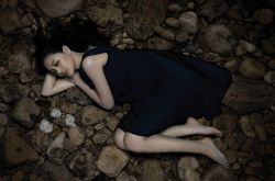 大s曬素顏特寫求工作 脖子驚現(xiàn)淤血表情嚇人