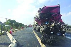 上海多車追尾9死43傷 男子為提醒他人被撞傷截肢