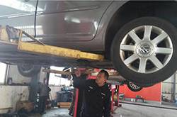 少女雨夜被撞后失蹤 被卷入車底拖行上高速