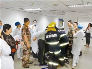 男子打耳洞卻遭耳釘槍夾住 男子稱留下陰影不敢打了