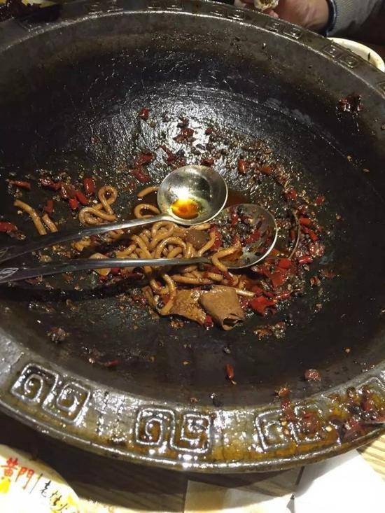 女子吃火鍋舌頭變黑 商家竟這么解釋