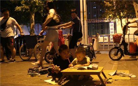 父子同患瓷娃娃病 父親邊乞討邊教兒讀書