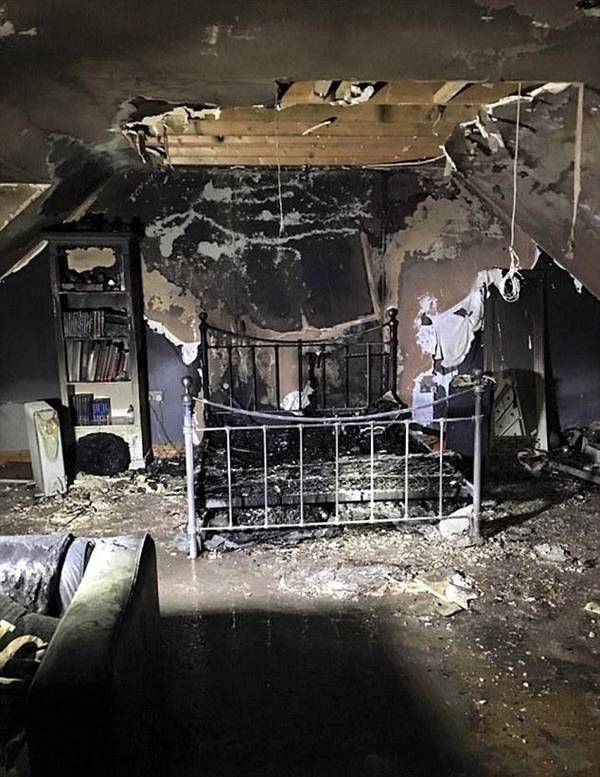 少女手機(jī)整晚充電起火 房間被燒毀