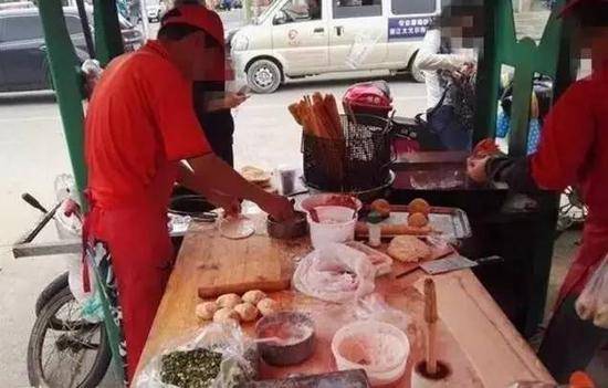 大叔賣早點(diǎn)月入2萬 買房又買車秒殺白領(lǐng)