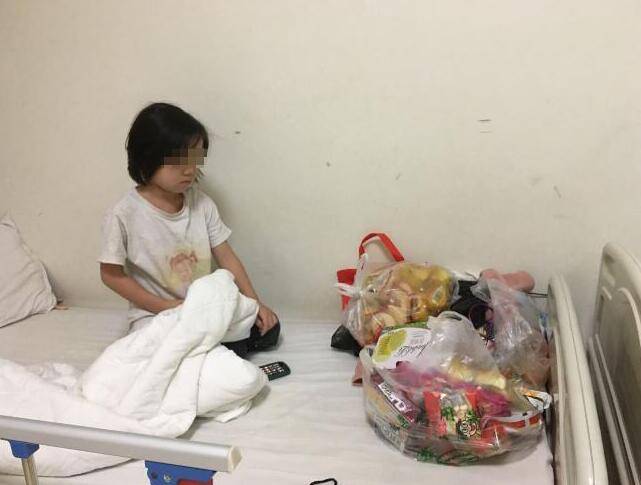 爺爺奶奶爸爸媽媽均去世 7歲小女孩只能以醫(yī)院為家