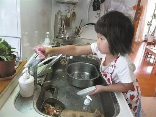 她逼4歲女兒每天做菜 背后故事卻感動了所有人