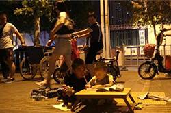 父子同患瓷娃娃病 父親邊乞討邊教兒讀書