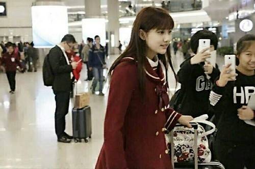 虹橋一姐走紅開直播撈金 家人支持她輟學(xué)