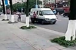 男子追砸押款車被打死 哪種情況下押運員可以開槍