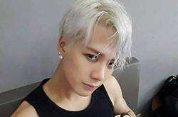 王嘉爾媽媽是誰 王嘉爾見媽媽雙眼泛紅熱淚不止