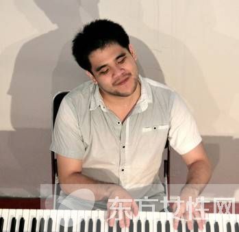 黃裕翔個(gè)人資料 盲人鋼琴家黃裕翔女友曝光