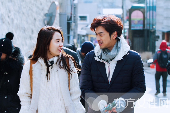 陳柏霖宋智孝現(xiàn)身首爾街 狂扔狗糧 好恩愛