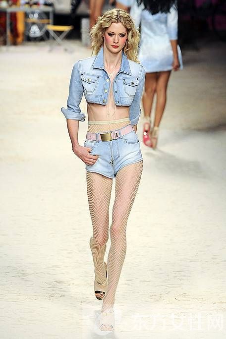 法國時(shí)裝秀透明薄紗 模特真空上陣亮點(diǎn)十足