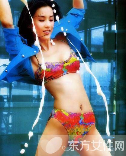 女星紅毯不慎走光露乳暈 成為全場焦點