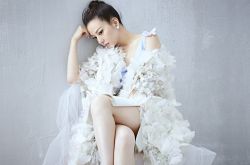 趙薇女兒最新照片曝光  小四月 長發(fā)大眼萌翻網(wǎng)友心