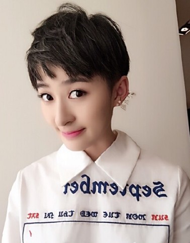 信曾哥是什幺意思 曾軼可曬照撞臉楊冪