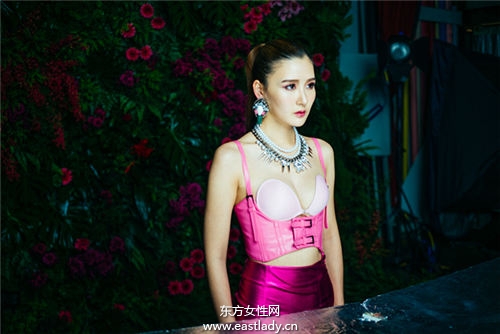 宅男女神陳艾熙上衣掀起露完美曲線