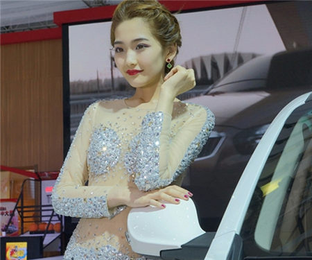 上海車展驚現(xiàn)透視裝車模 下體真空引狂拍