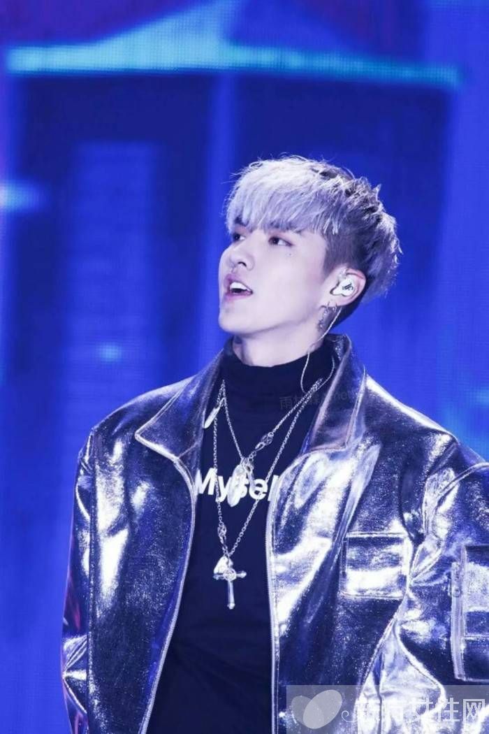 吳亦凡偷瞄寧澤濤被發(fā)現(xiàn) 兩帥哥不經(jīng)意造就神話