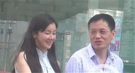 超模孫菲菲踩裙門是怎么回事 孫菲菲個人資料微博