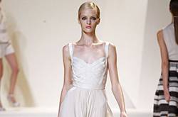 法國時裝秀透明薄紗 模特真空上陣亮點十足