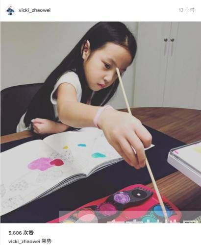 趙薇女兒最新照片曝光  小四月 長(zhǎng)發(fā)大眼萌翻網(wǎng)友心