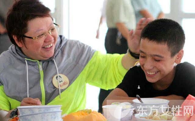 韓紅養(yǎng)子潘子灝照片 述韓紅與孤兒潘子灝的故事