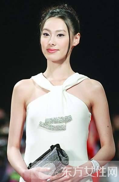 梁洛施近況曝光 與一對兒子逛商場但不見長子