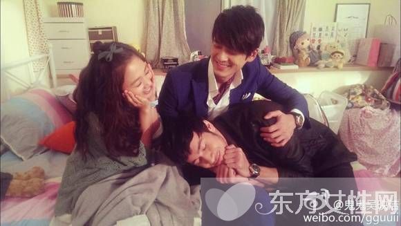 吳映潔微博曬與紀亞文背影照 疑似公開戀情