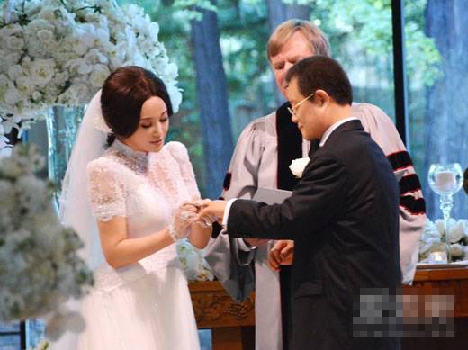 原來是她嫁進(jìn)了豪門 盤點(diǎn)年過40嫁入豪門的女明星