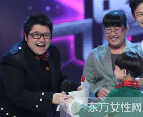 韓紅養(yǎng)子潘子灝照片 述韓紅與孤兒潘子灝的故事