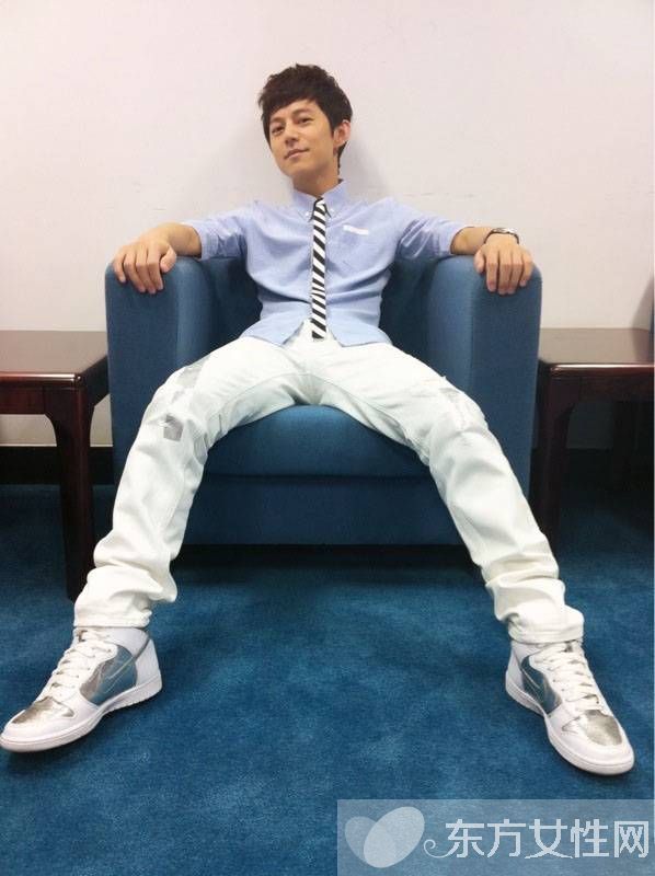 何炅摸趙麗穎大腿圖片曝光 何炅背后的女人居然是她