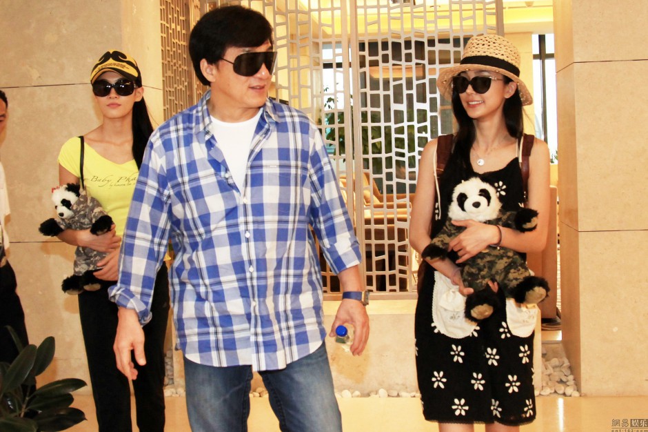 姚星彤被成龍潛規(guī)則是真的嗎  透視門事件照片露半乳走光