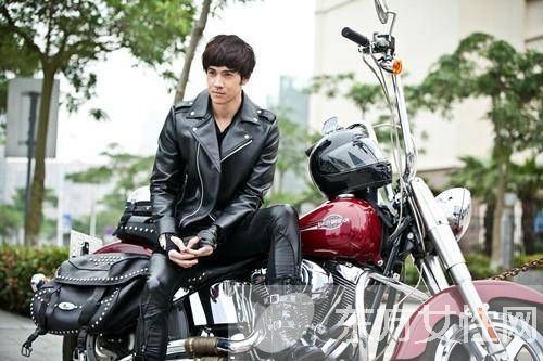 吳映潔微博曬與紀亞文背影照 疑似公開戀情