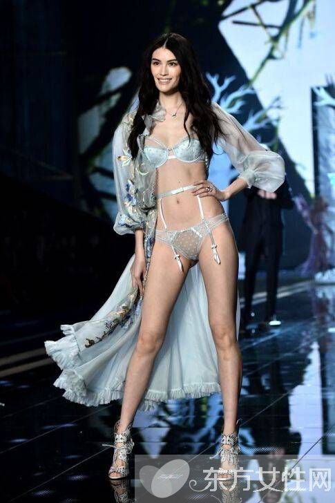 中國超模何穗老公是誰 微博曬結婚證并稱 比珍珠還真