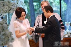 原來(lái)是她嫁進(jìn)了豪門 盤點(diǎn)年過(guò)40嫁入豪門的女明星