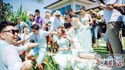 美女主播柳巖被韓庚等人鬧伴娘 伴郎團集體被指責