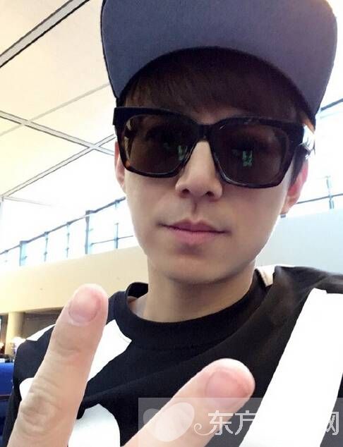 何炅摸趙麗穎大腿圖片曝光 何炅背后的女人居然是她