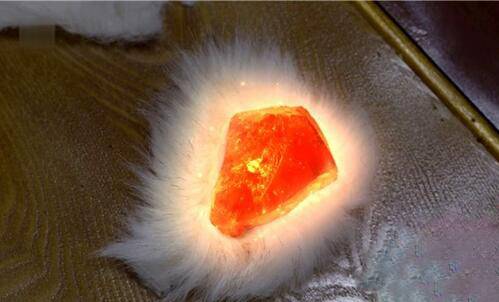 《花千骨》中的驗(yàn)生石是什么  顏色與別人不同的真正原因