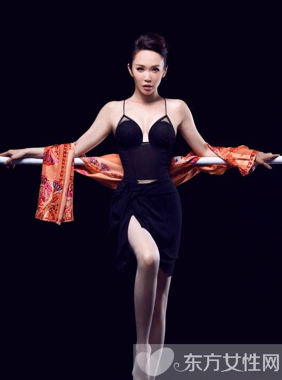 范文芳個(gè)人資料 范文芳不慎踏進(jìn)蛇窩丈夫幫老婆驅(qū)蛇