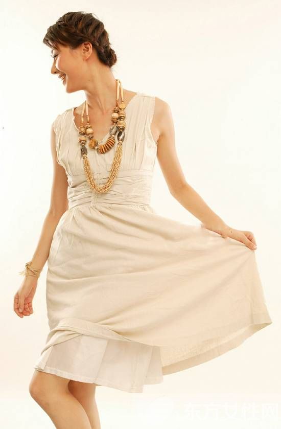 湖南衛(wèi)視主持人吳瑕春光乍泄 露毛不雅照曝光