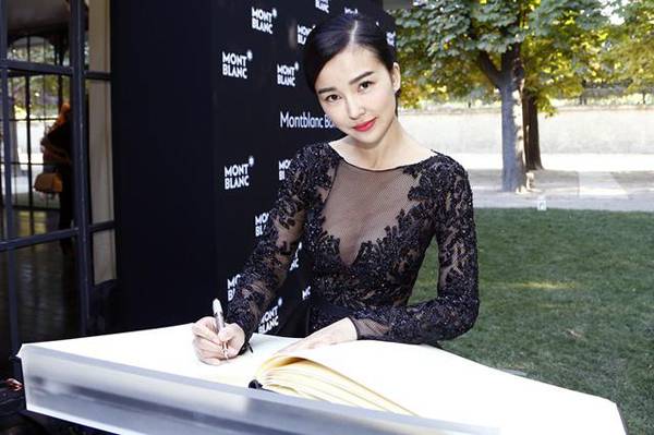 姚星彤被成龍潛規(guī)則是真的嗎  透視門事件照片露半乳走光