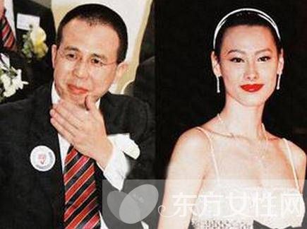 梁洛施近況曝光 與一對兒子逛商場但不見長子