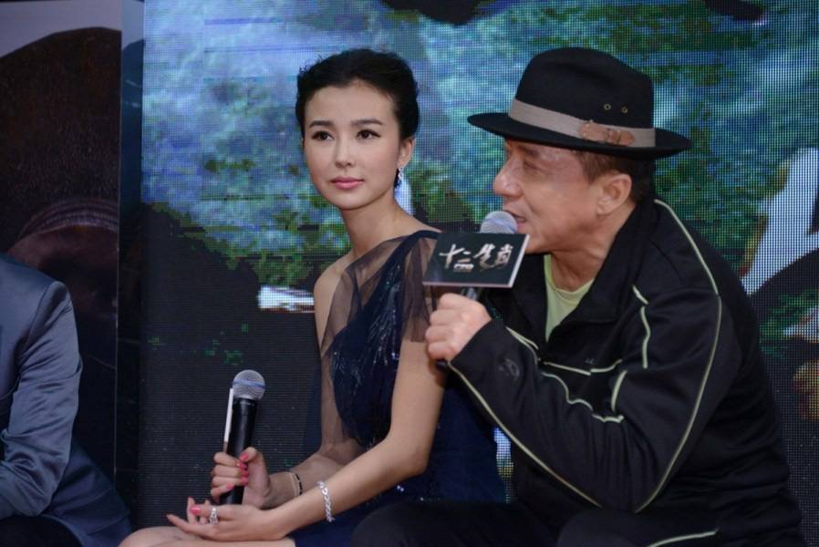 姚星彤被成龍潛規(guī)則是真的嗎  透視門事件照片露半乳走光