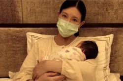 40歲國(guó)標(biāo)女王劉真生下猴寶寶 女兒側(cè)臉照曝光